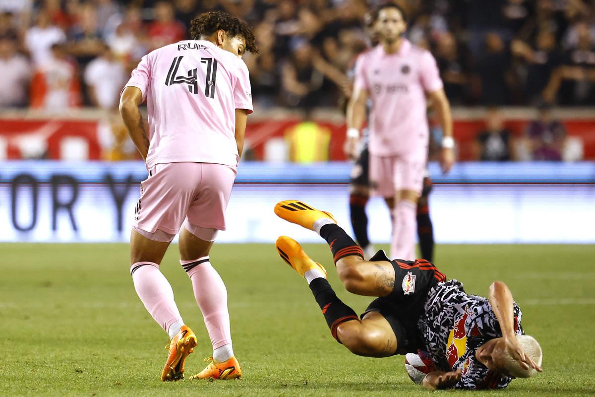 El hondureño David Ruiz le comete una falta a John Tolkin del Red Bulls.