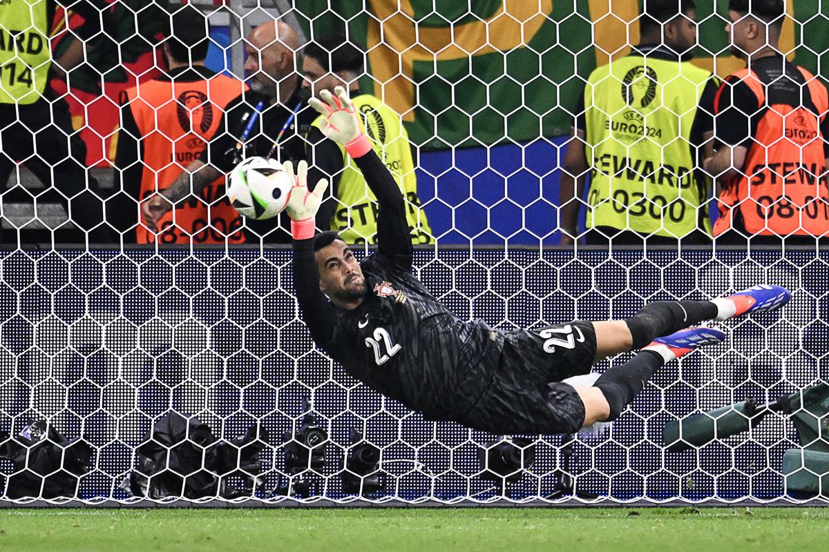 Diogo Costa se lució en la tanda de penales parando tres lanzamientos para la clasificación de Portugal.