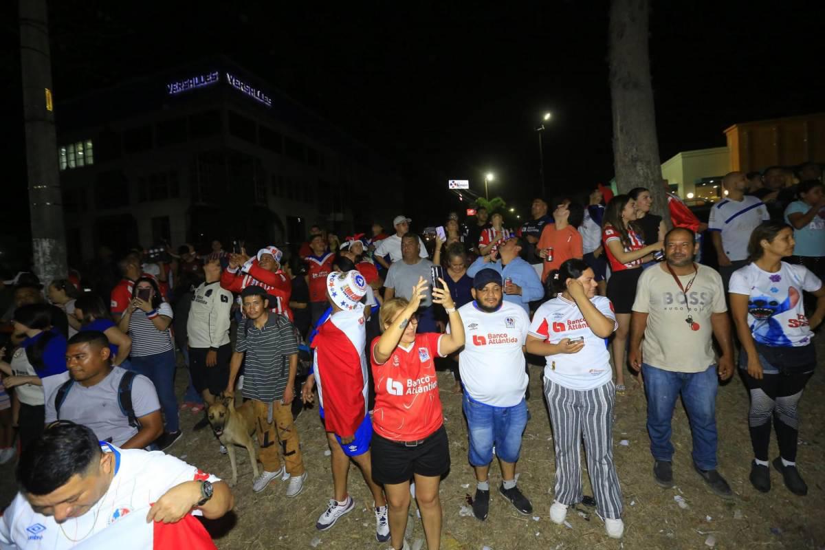 Aficionados del Olimpia festejan con todo: fiesta, locura y espectacular caravana