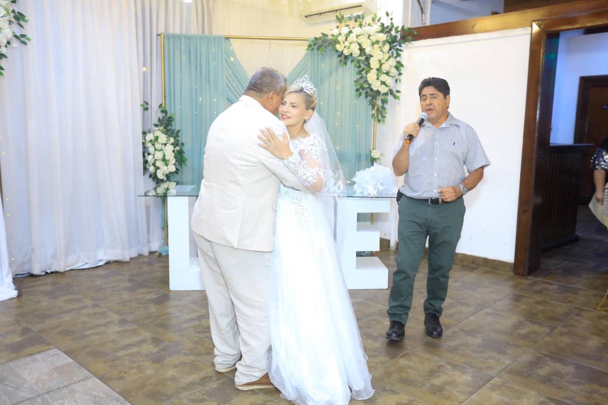 Fotos: Fidel Claros y Miramar García sellan ante Dios 24 años de amor