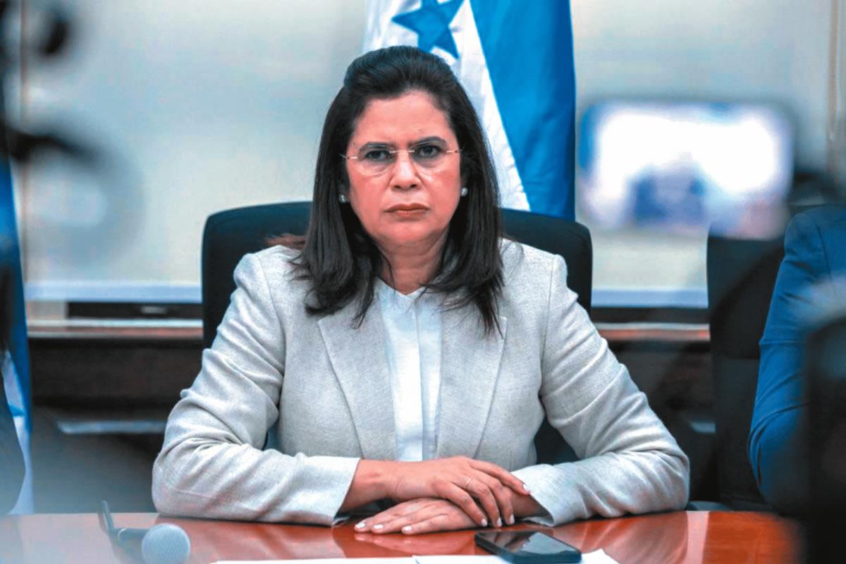 Rixi Moncada asegura que compras directas son acciones legales