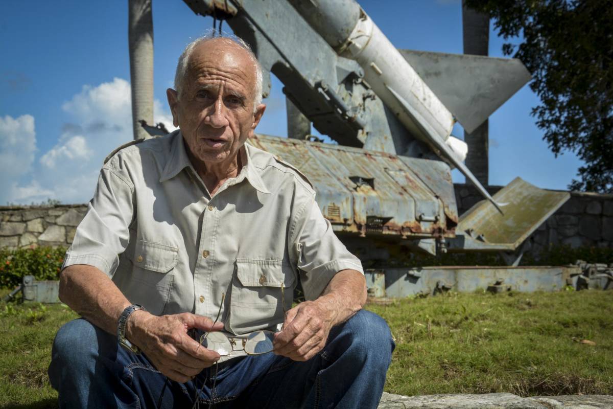 El coronel retiriado Oscar Larralde recuerda con detalle la crisis de los misiles en Cuba.