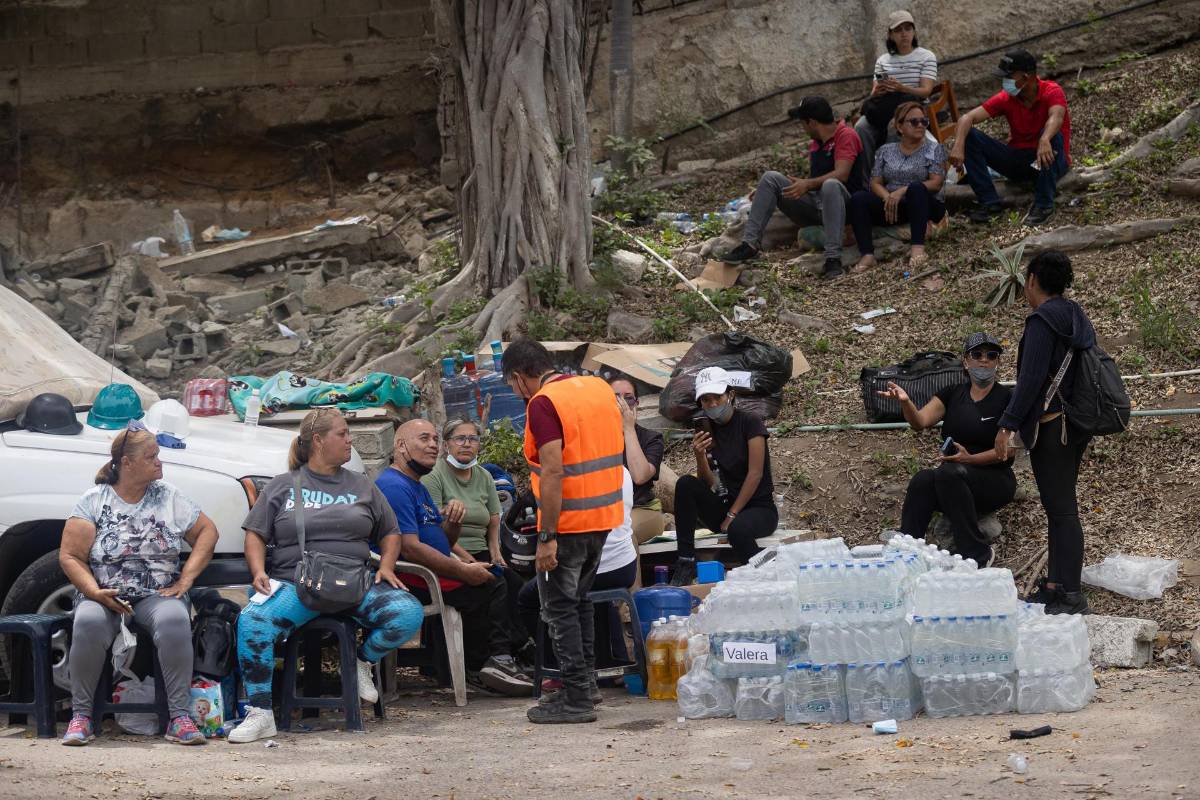La desesperada búsqueda de sobrevivientes continúa tras los terremotos en Venezuela