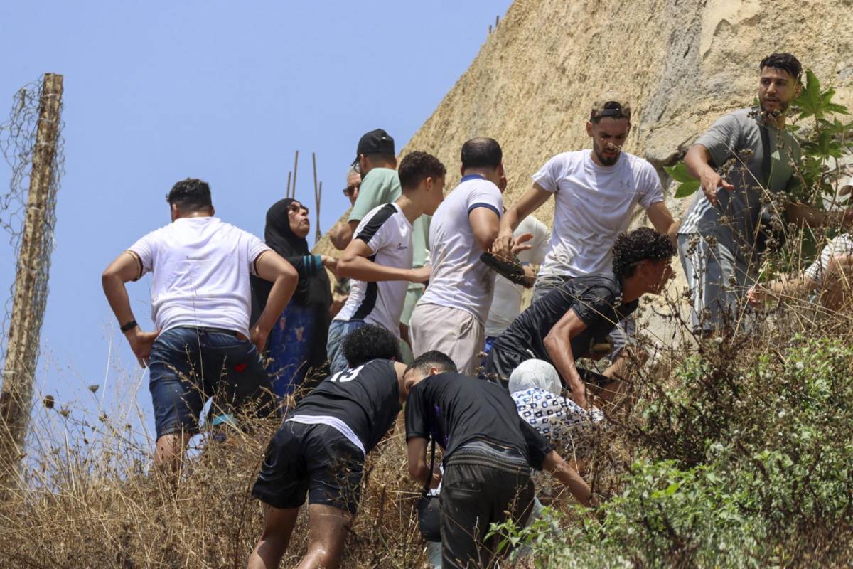 El caos se apodera de la frontera de Ceuta: miles de jóvenes quieren llegar a España