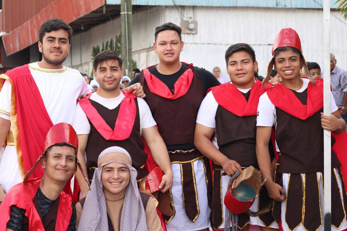 Jóvenes de Santa Rosa de Copán representan la Pasión de Cristo con fe y entrega