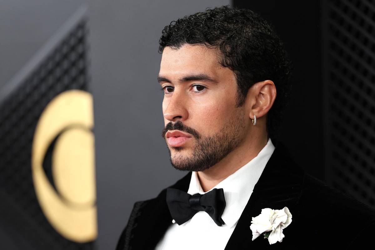 Bad Bunny le da un giro al clásico esmoquin en la alfombra roja de los Grammy 2026