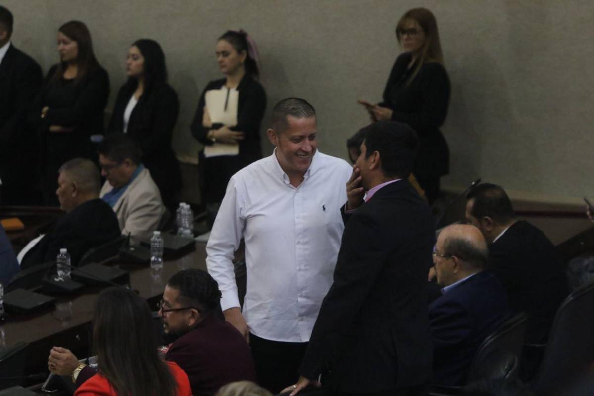 Diputado de Libre que recibió un corazón artificial en México regresa al Congreso Nacional