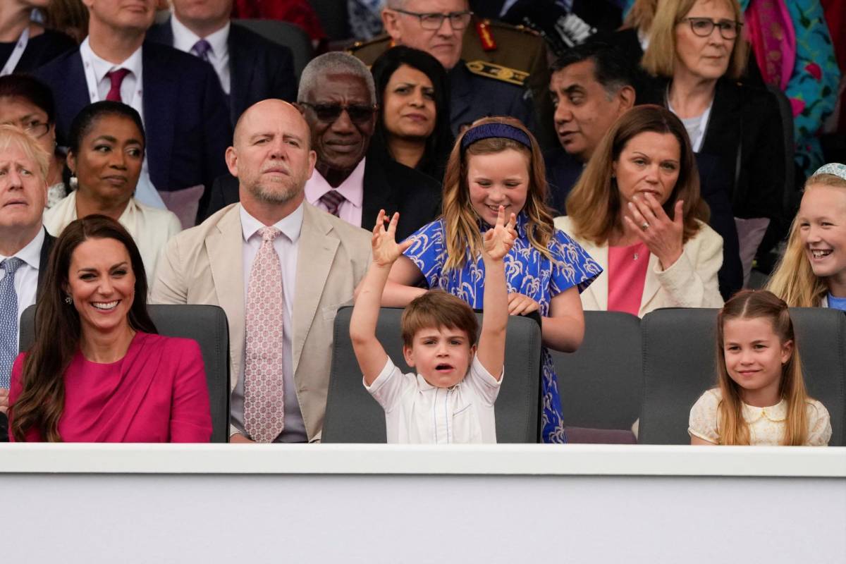 La duquesa de Cambridge junto a sus hijos, el príncipe Louis y Charlotte.