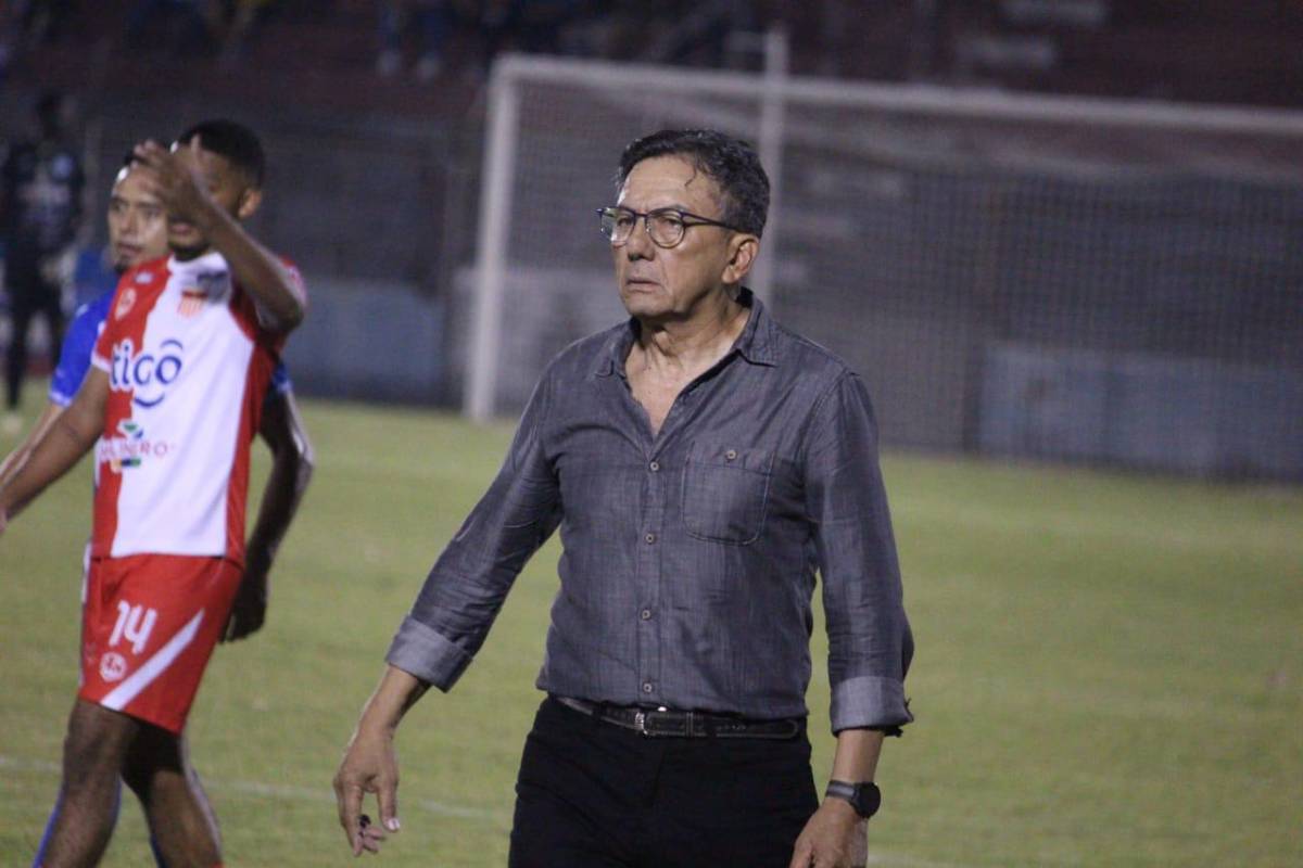 Salomón Nazar y su malestar durante el clásico Vida vs Victoria.