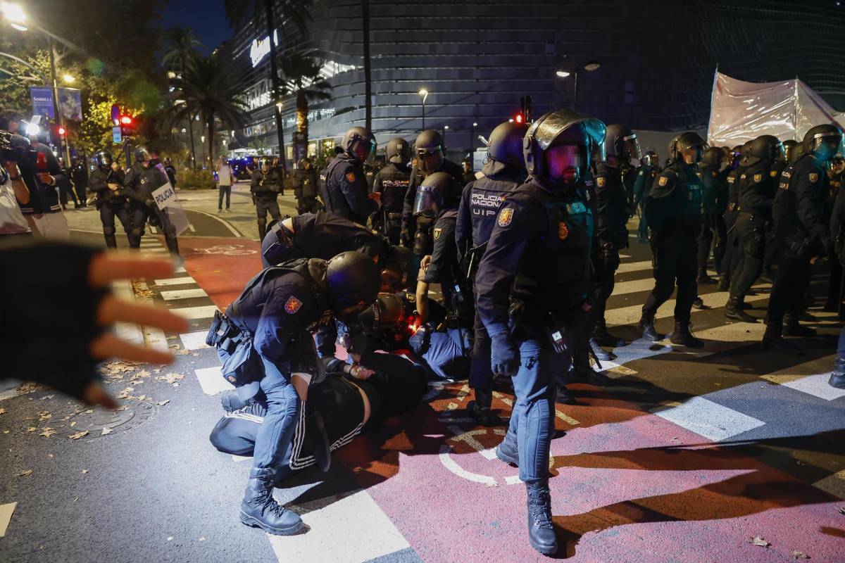 Masiva protesta en España contra el genocidio de Gaza termina en enfrentamientos y caos