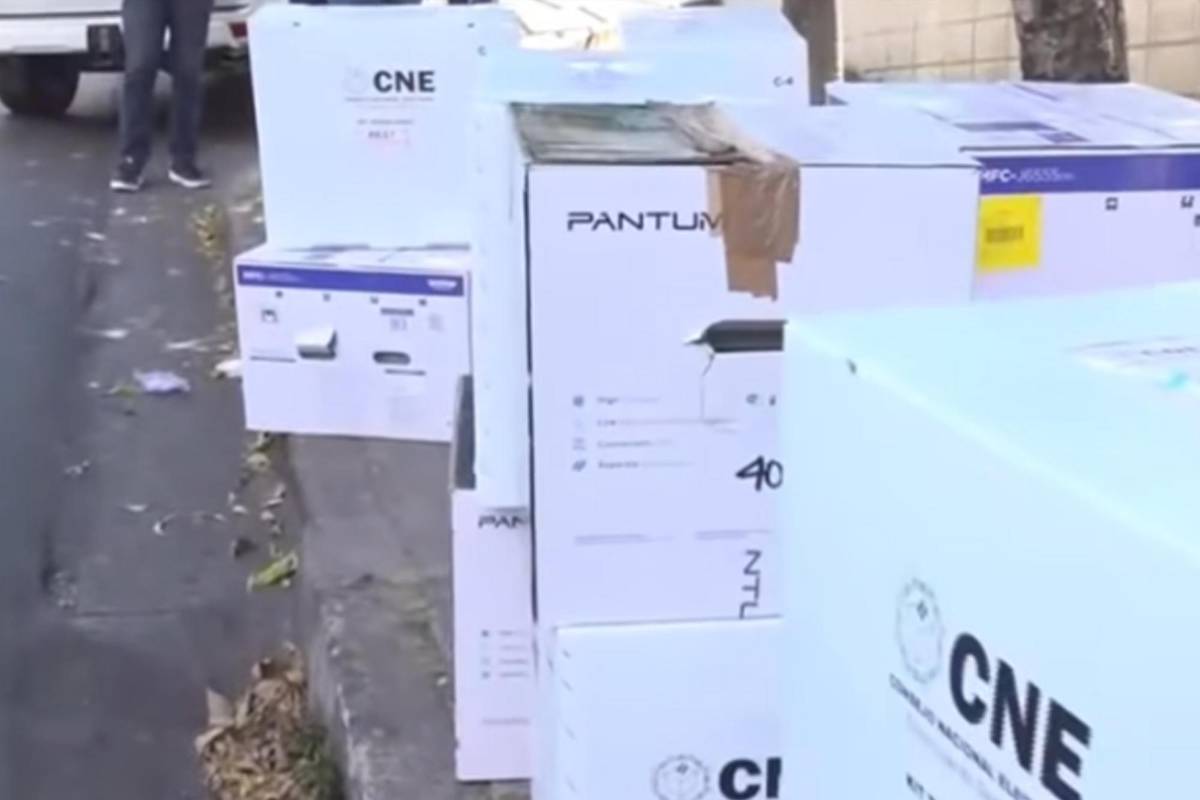 Siguen protestas por retraso en apertura de centros de votación