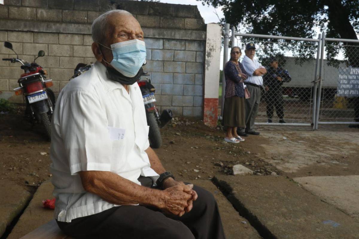 Los adultos mayores votan desde muy temprano en Honduras