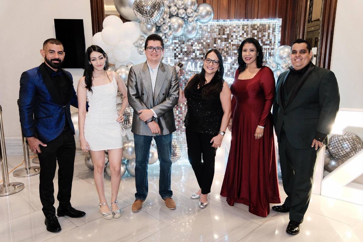 Fiesta fraternal de nuevo año en una noche de buen gusto