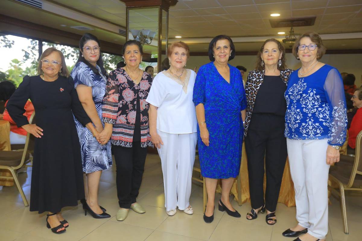 Club Internacional de Mujeres celebra su té navideño 2025