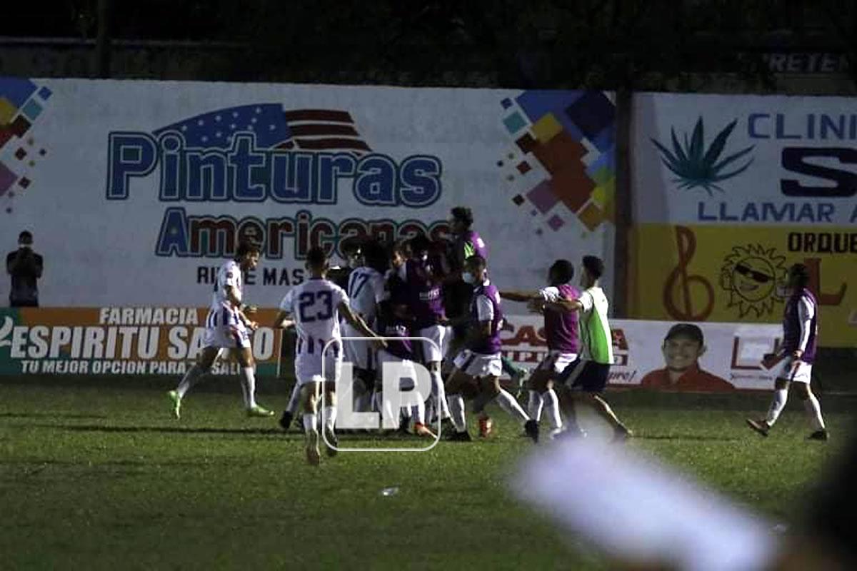 Jugadores del Real Juventud festejan uno de los goles ante el San Juan.