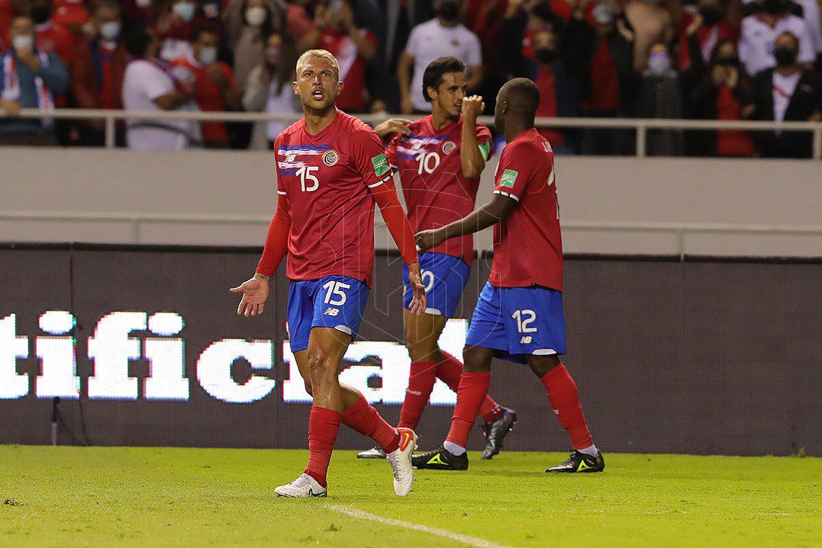 Bryan Ruiz celebrando con Joel Campbell su gol ante Panamá.