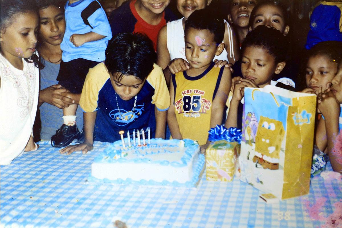 Luis Palma celebrando uno de sus cumpleaños en la infancia.