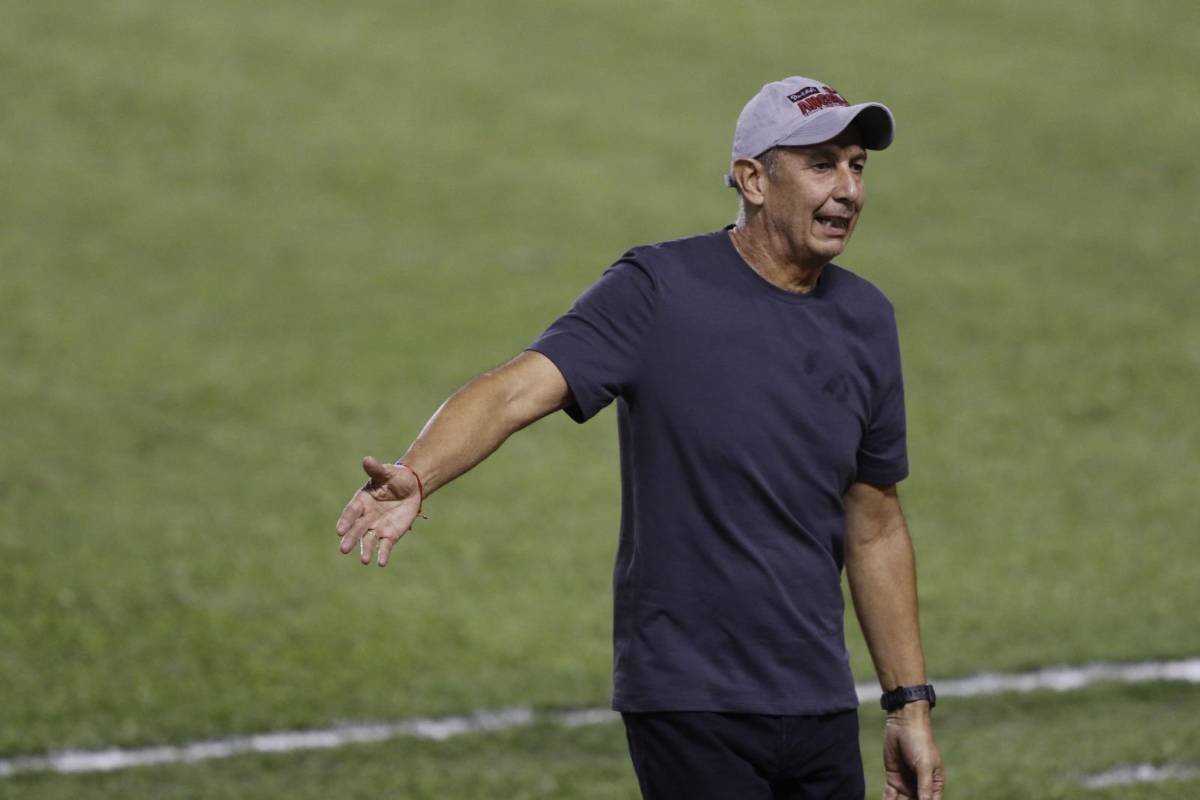 Victoria descarrilla al Real España y acaricia la salvación