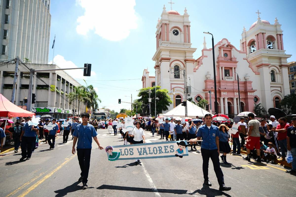 Instituto 1 de Mayo se roba el show en su retorno a los desfiles patrios