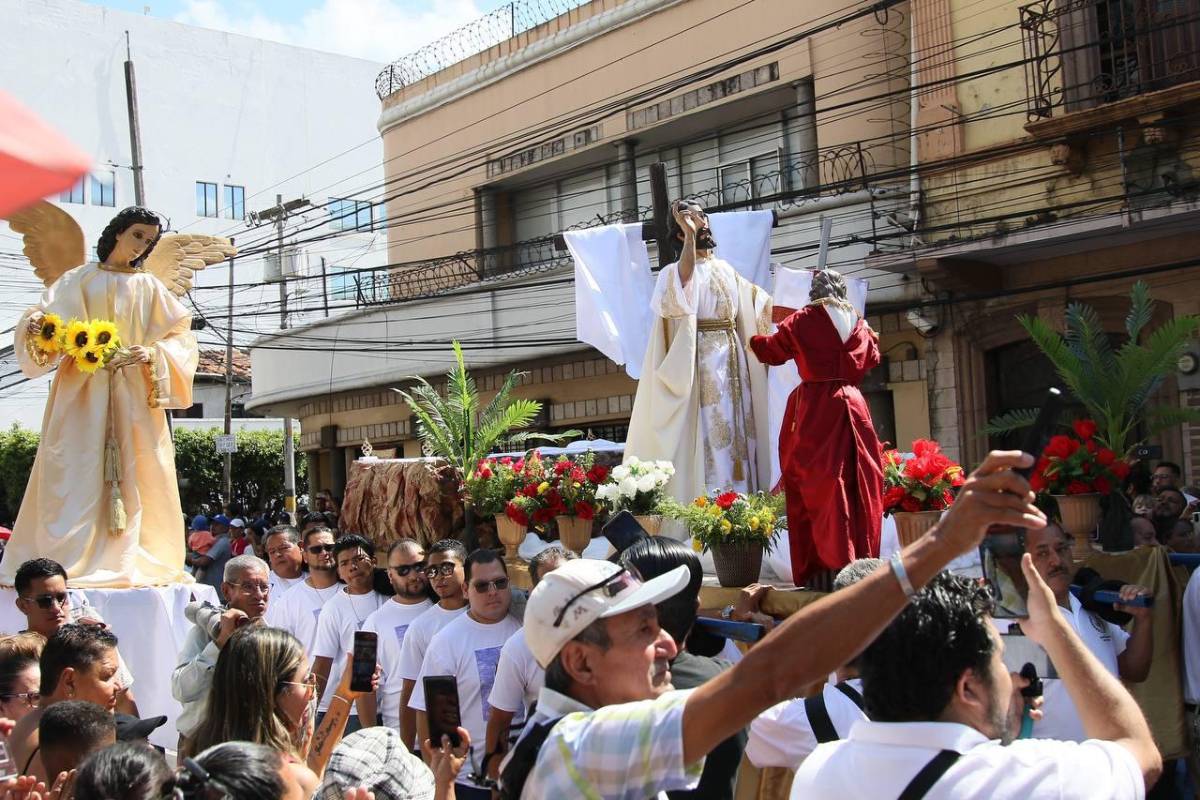 ¡Jesús resucitó!”, grita con alegría la feligresía católica en Comayagüela