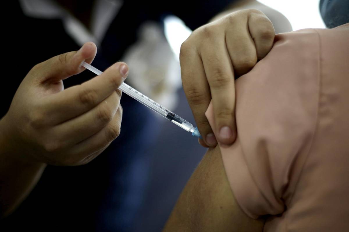 Autorizan tercera dosis de vacuna anticovid en El Salvador.
