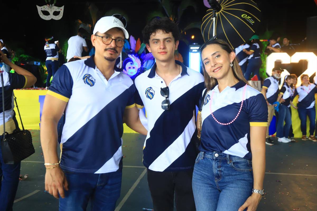 Seniors de la Western International festejan su entrada triunfal