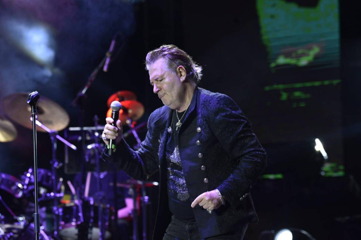 Miguel Mateos también demostró sus dotes como bailarín.