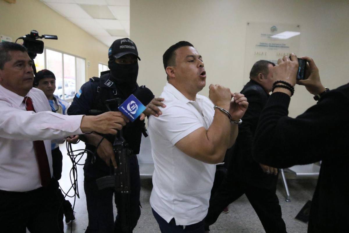 Con gritos eufóricos llega el diputado Nelson Márquez a su audiencia inicial