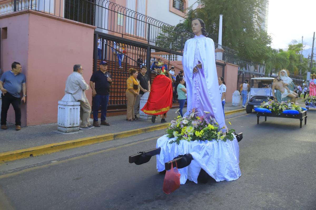 Miles de sampedranos acompañan procesión del Santo Entierro