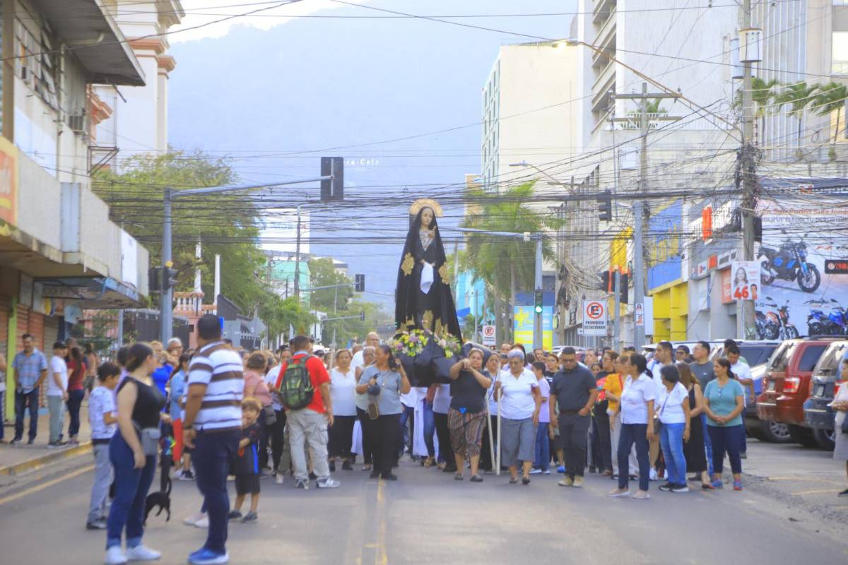 Miles de sampedranos acompañan procesión del Santo Entierro