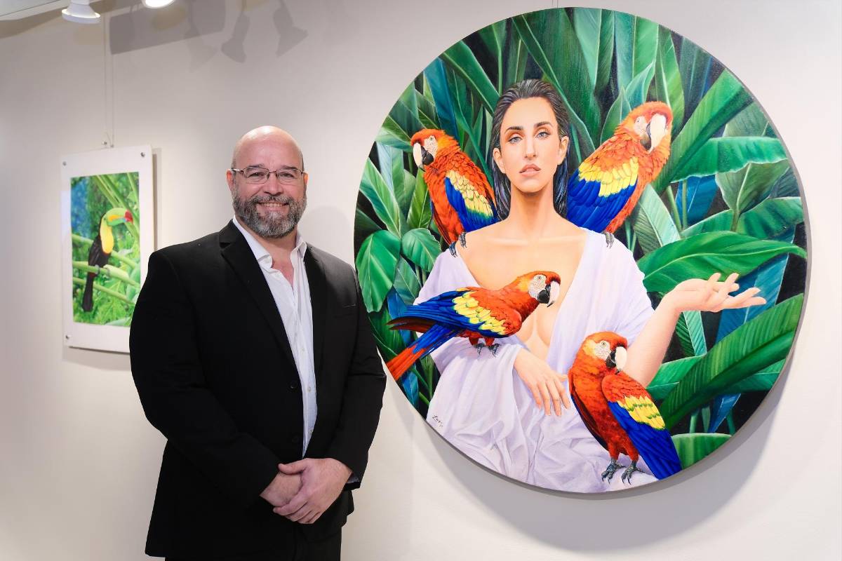 Obra de Zippio Zúniga muestra la belleza de la mujer y la fauna.