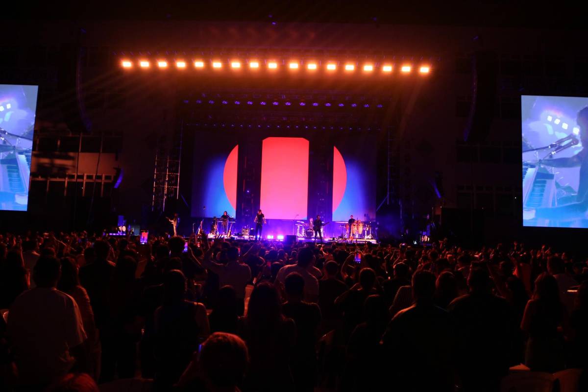 Juanes enamora en Tegucigalpa con su estilo romántico