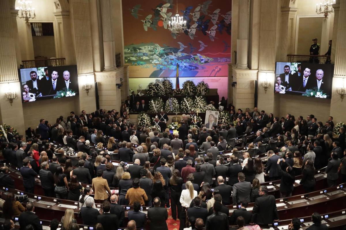 Los colombianos dan el último adiós a Uribe Turbay con flores blancas en el Capitolio