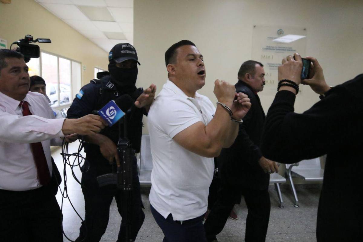 Con gritos eufóricos llega el diputado Nelson Márquez a su audiencia inicial