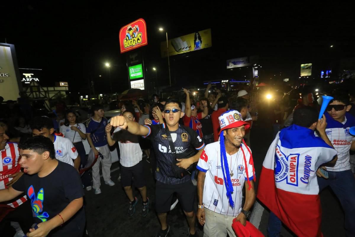 Aficionados del Olimpia festejan con todo: fiesta, locura y espectacular caravana