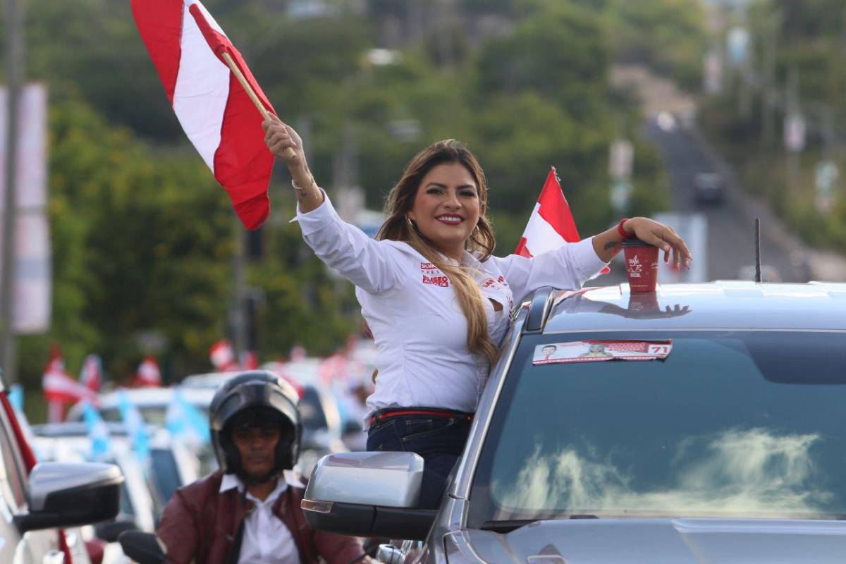 Salvador Nasralla recorre Tegucigalpa en su lujoso Cybertruck