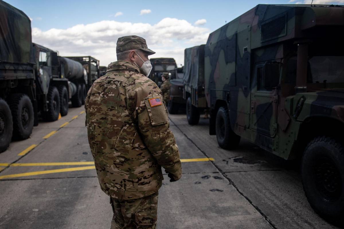Militares estadounidenses llegan a una base en Eslovaquia.
