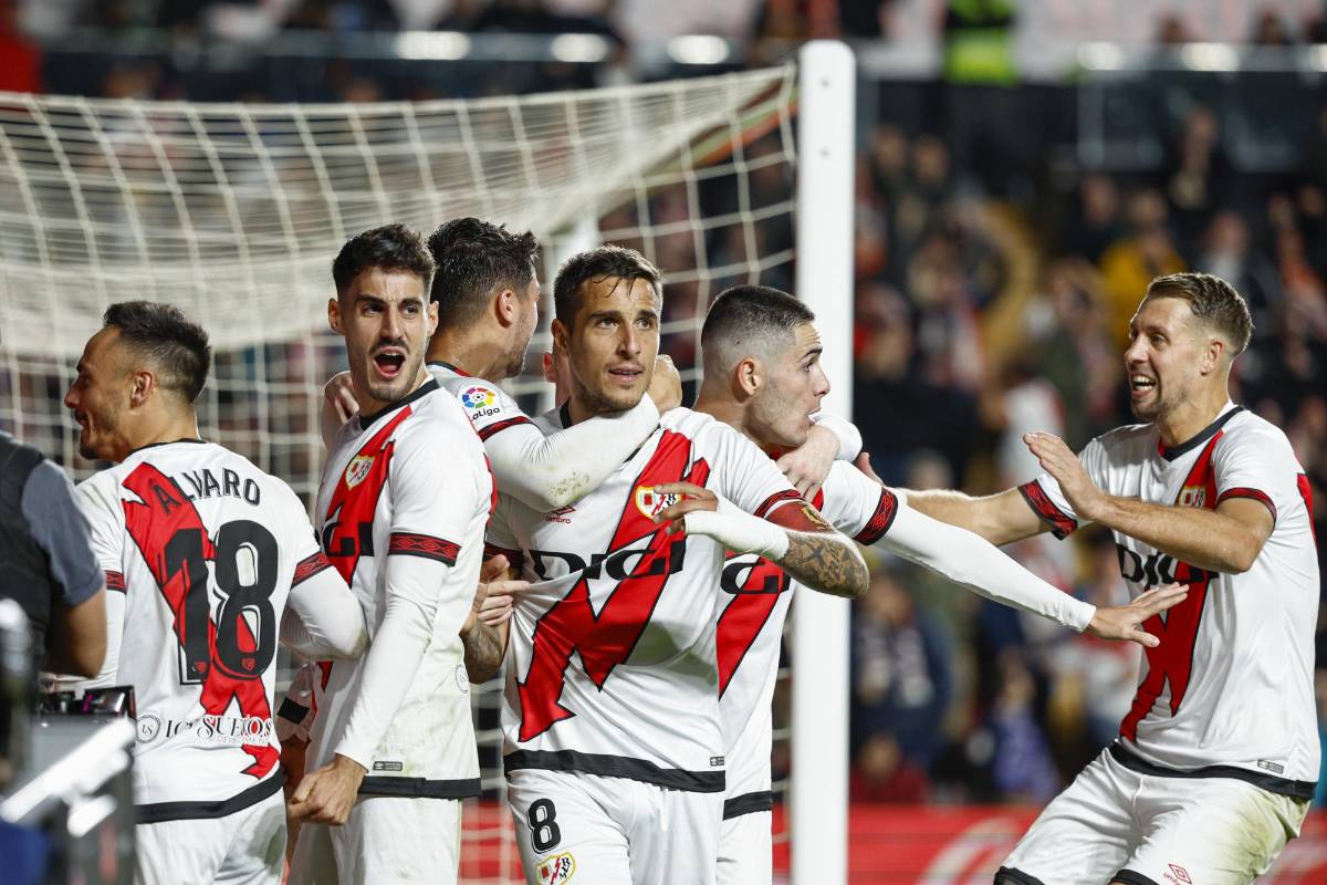 El centrocampista del Rayo Vallecano Óscar Trejo celebra con sus compañeros tras marcar el tercer gol ante el Real Madrid.