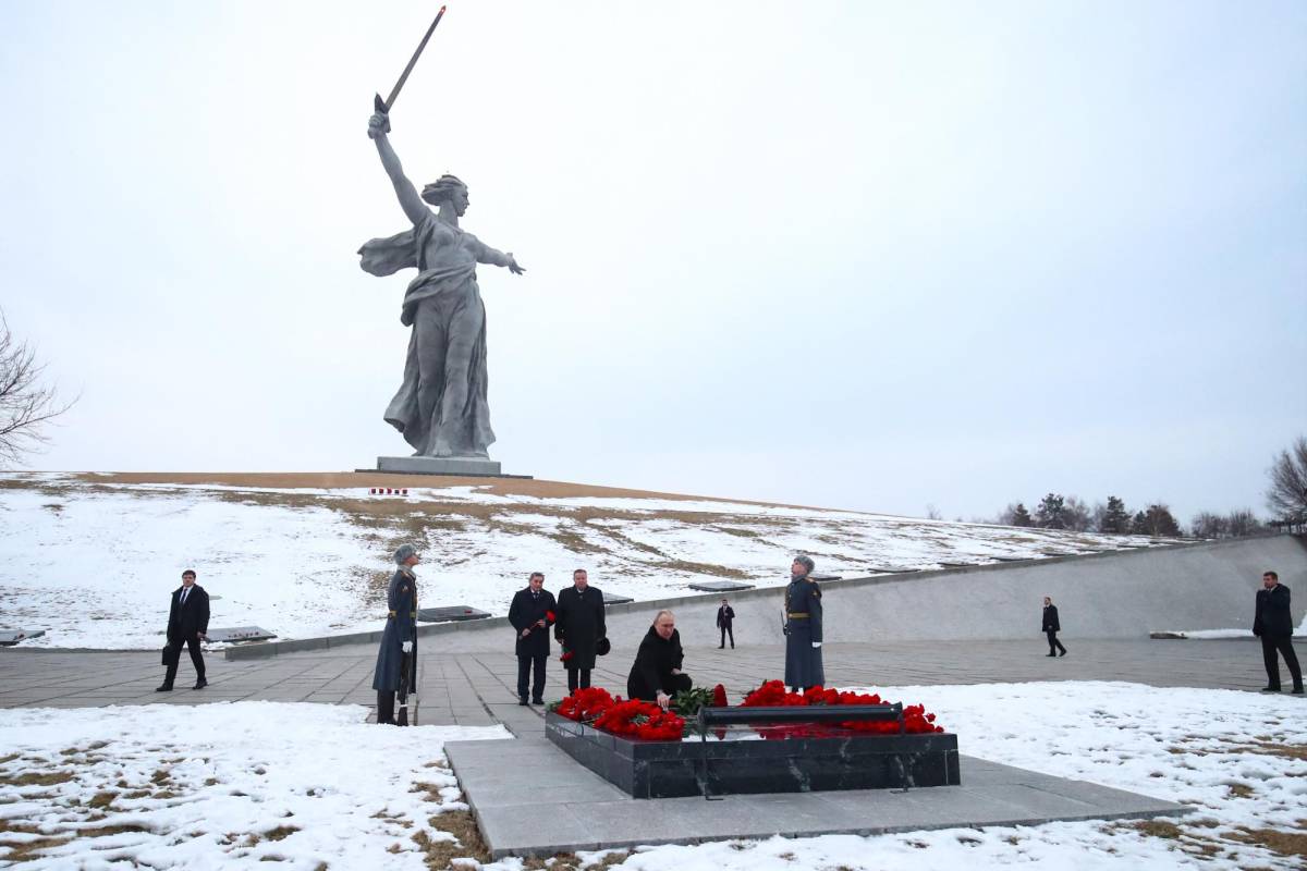 El maletín nuclear de Putin fue captado en esta imagen del mandatario conmemorando la batalla de Stalingrado.