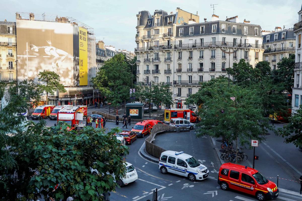 Un auto embiste la terraza de un café en París y deja un muerto y tres heridos