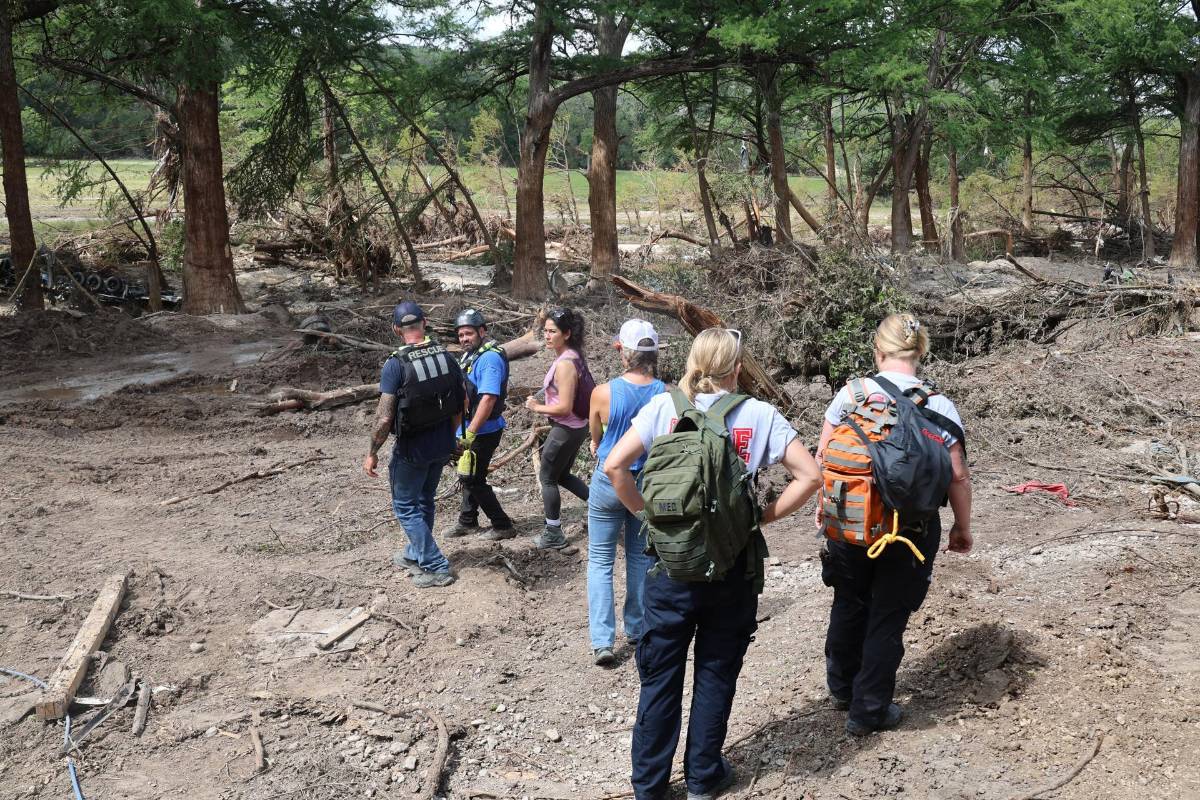 Rescatistas mexicanos ayudan en el corazón del desastre en Texas