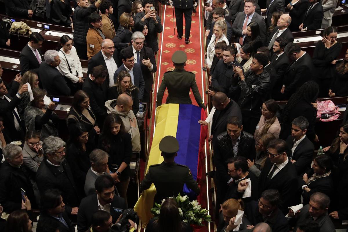 Los colombianos dan el último adiós a Uribe Turbay con flores blancas en el Capitolio