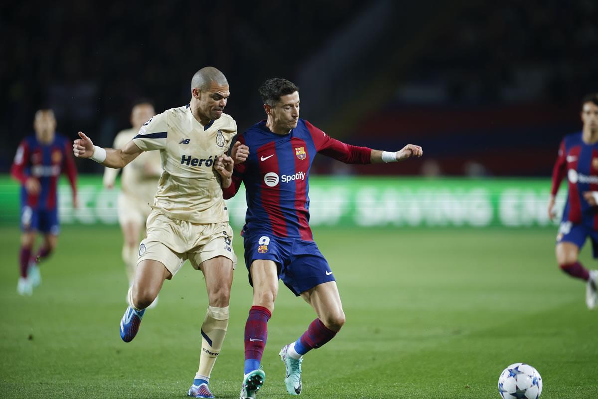 El delantero del Barcelona, Robert Lewandowski, no la tuvo fácil contra el central portugués Pepe, del Porto.