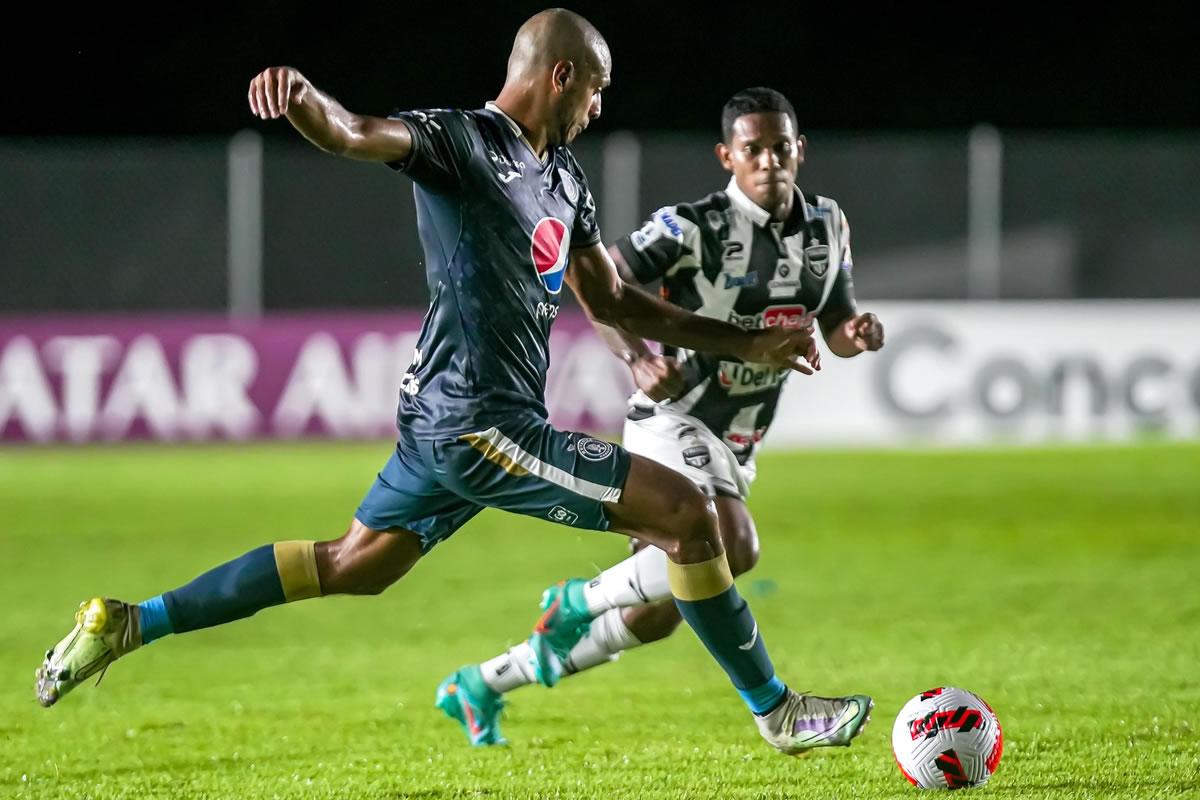 Eddie Hernández rematando con la pierna izquierda en el partido ante Tauro FC.