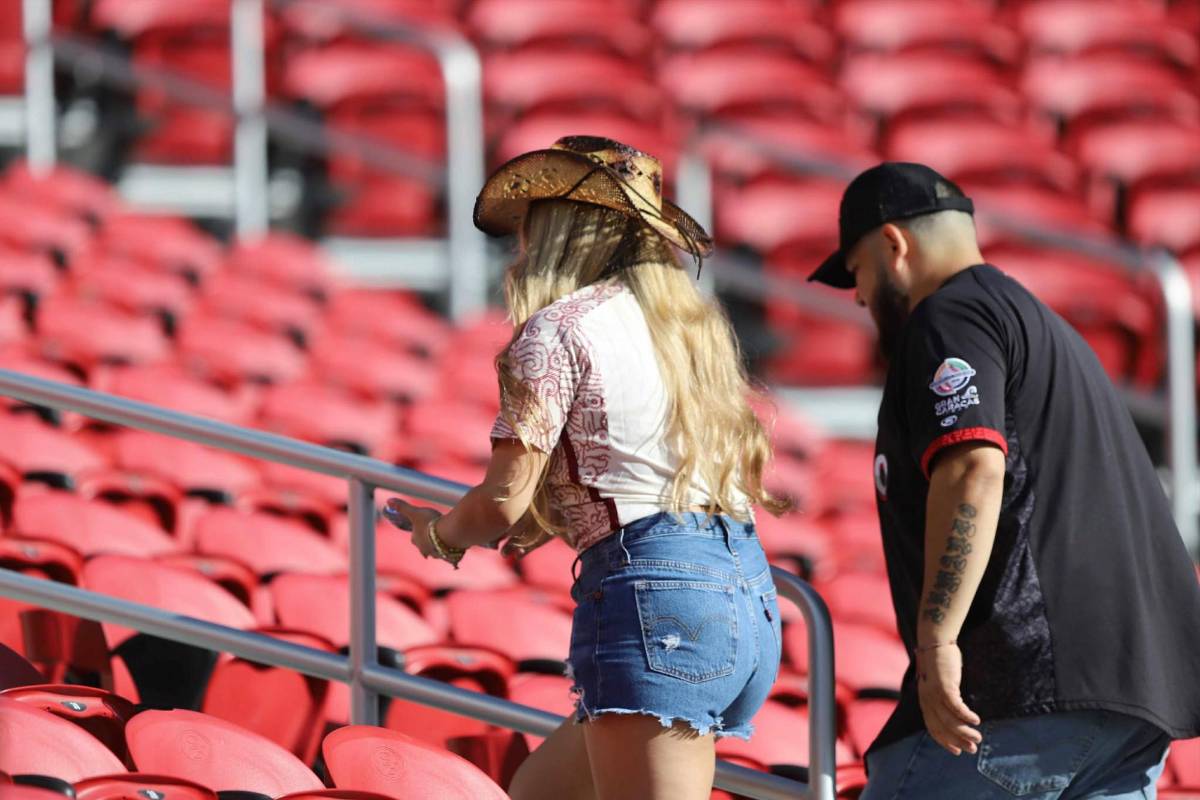 La Megan Fox catracha cautiva y lindas chicas en México vs Honduras