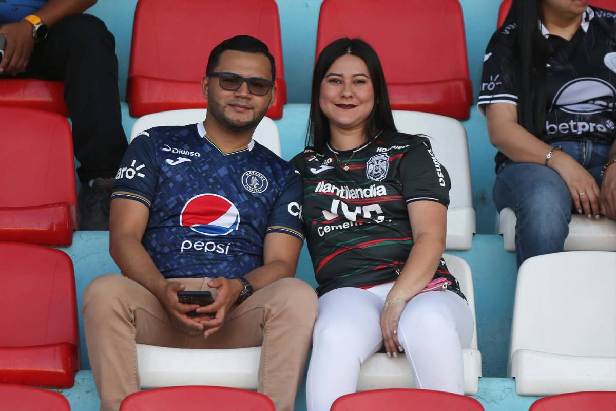 Bellezas, burla a Marathón, lanzan billetes a Henry Figueroa y él reacciona