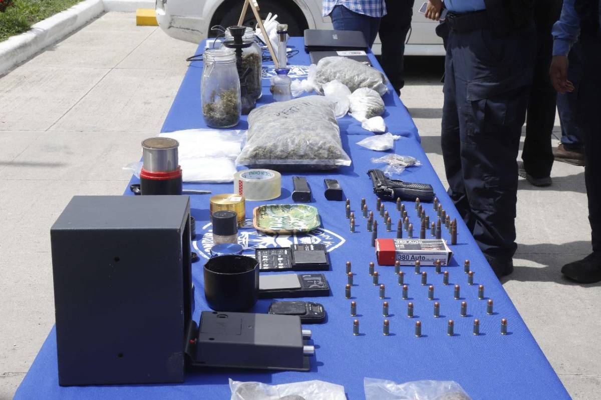 Droga, armas, equipo tecnológico y droga decomisaron a los universitarios, acusados de liderar red de venta de droga en San Pedro Sula.