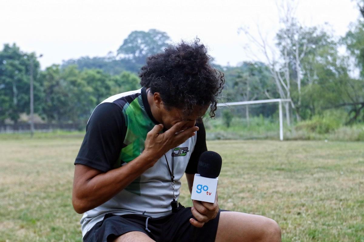 La emoción lo invadió al recordar sus orígenes en el fútbol.