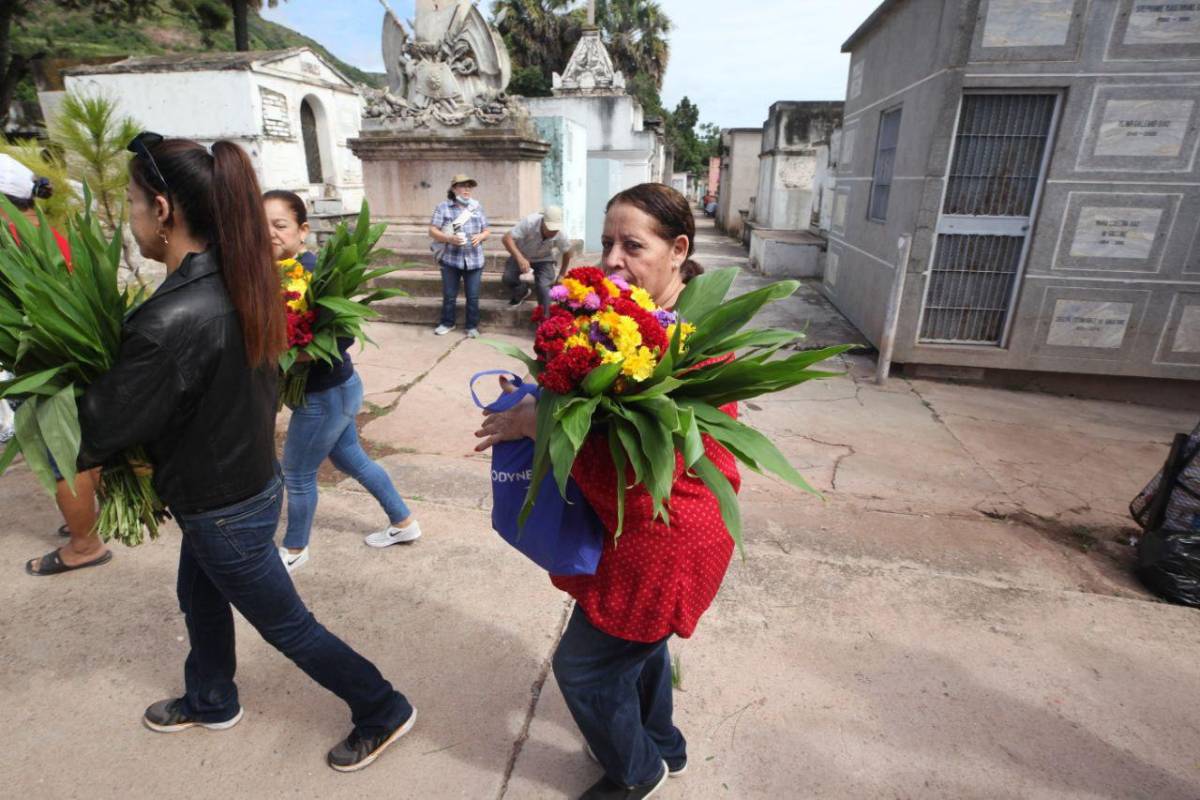 Flores, música y recuerdos; hondureños visitan cementerios en el Día de Difuntos
