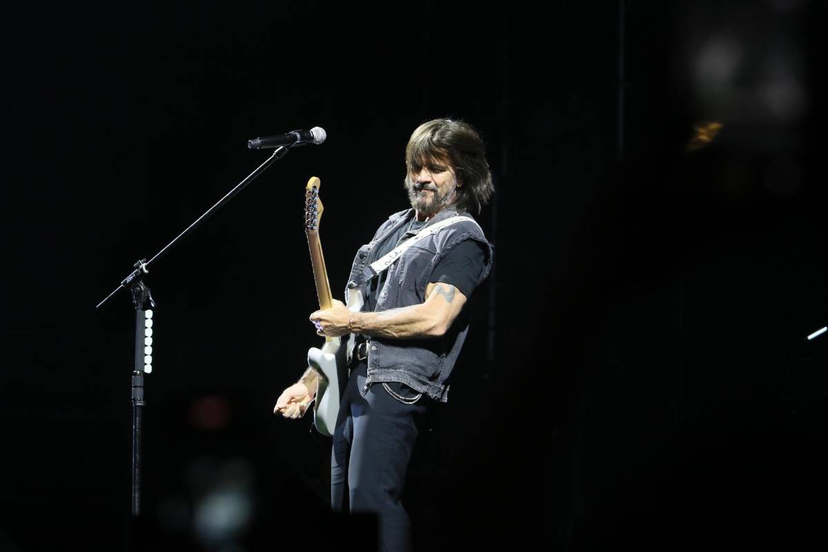 Juanes enamora en Tegucigalpa con su estilo romántico